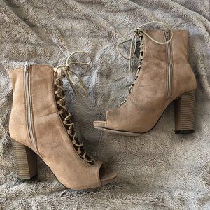 Chase & Chloe brown tan lace-up block heel boots